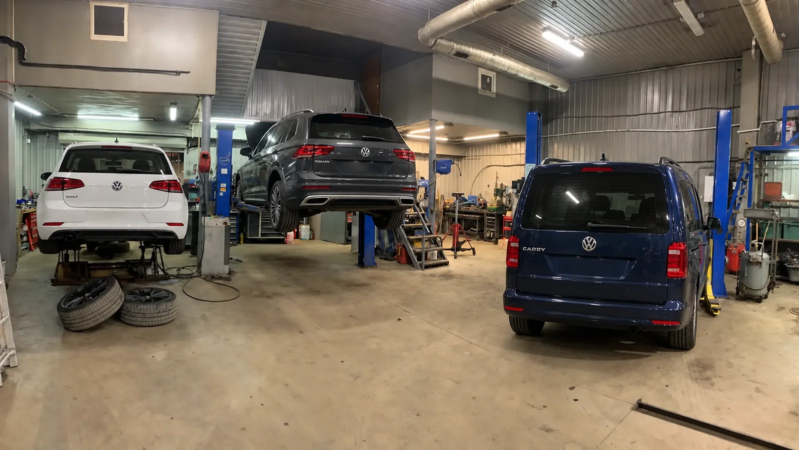 Иллюстрация автомобилей Volkswagen в техцентре
