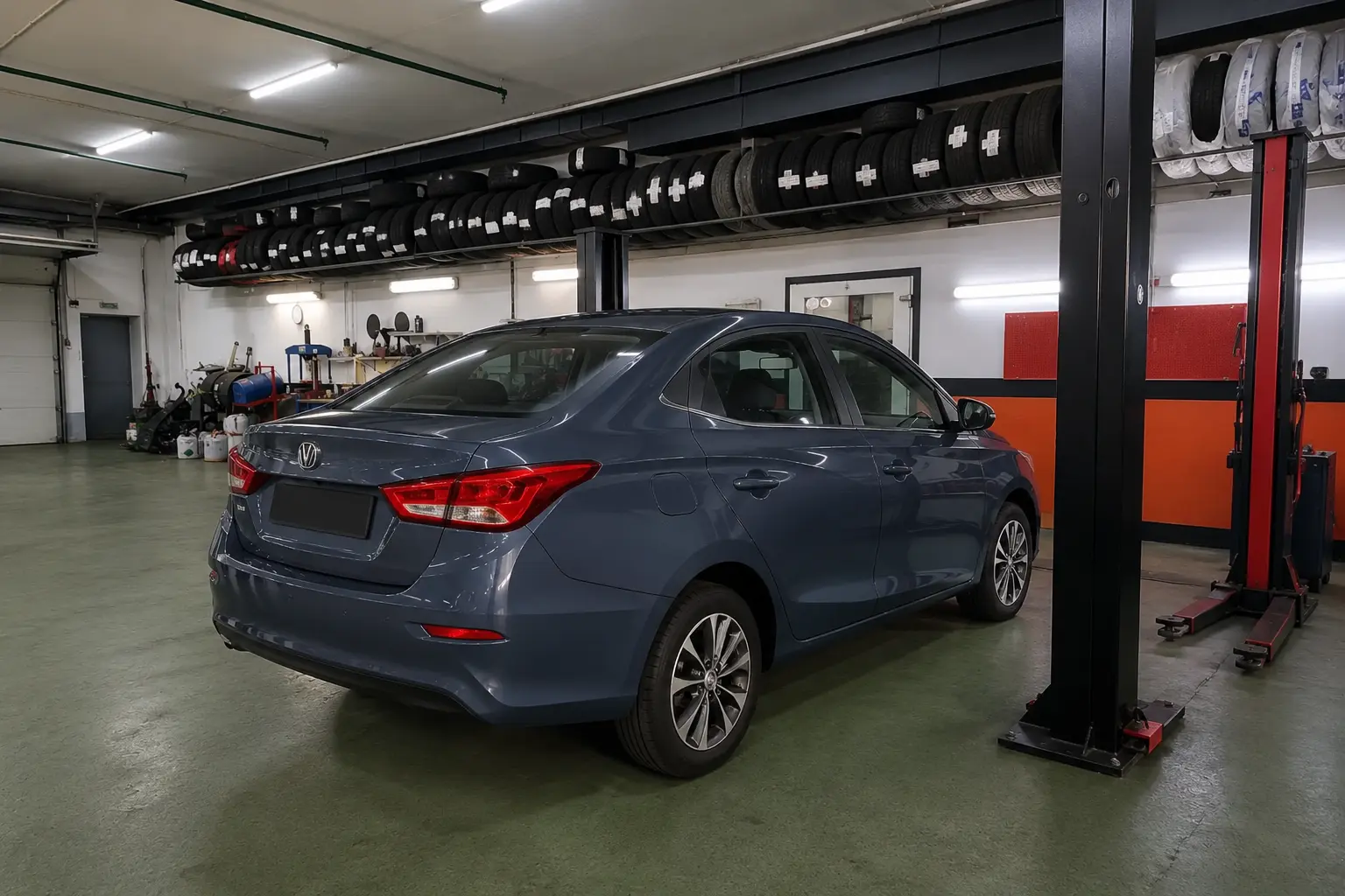 Автомобиль Changan Alsvin в зоне обслуживания
