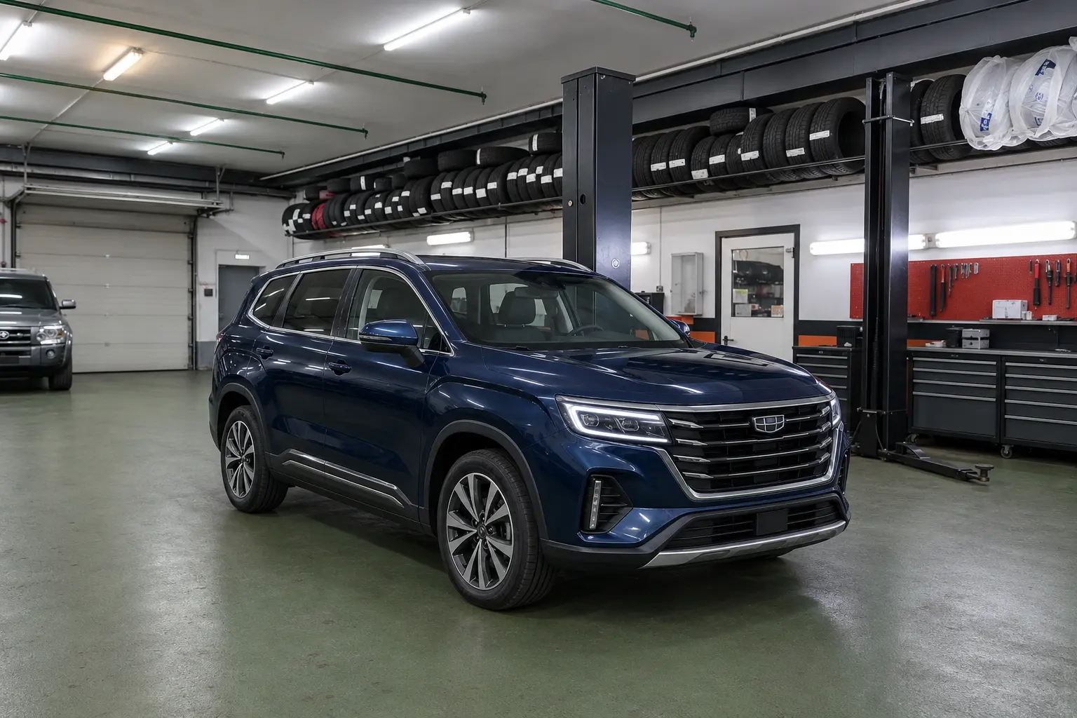 Автомобиль Geely Okavango в зоне обслуживания