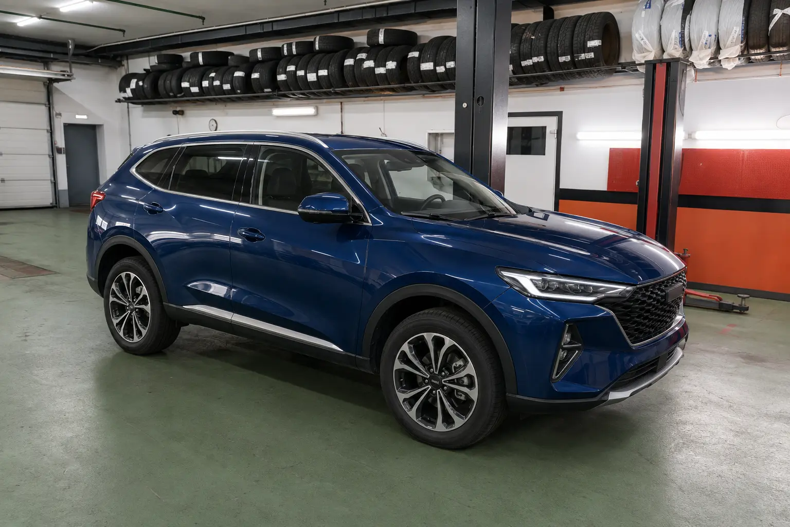 Автомобиль Haval F7 в зоне обслуживания