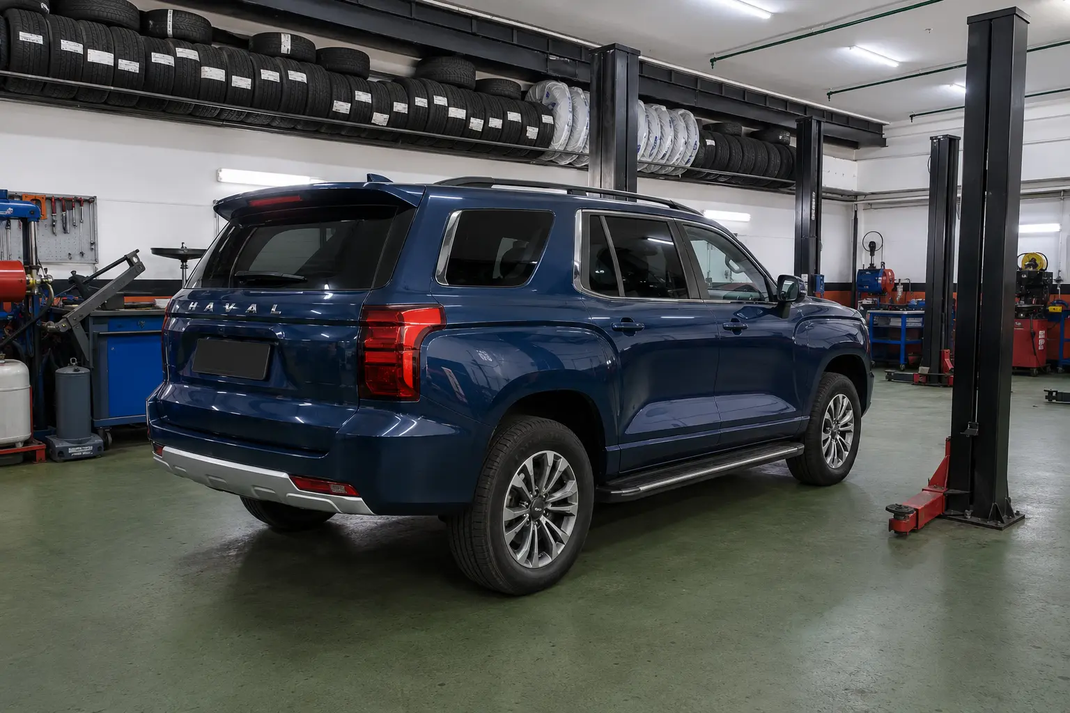 Автомобиль Haval H5 в зоне обслуживания