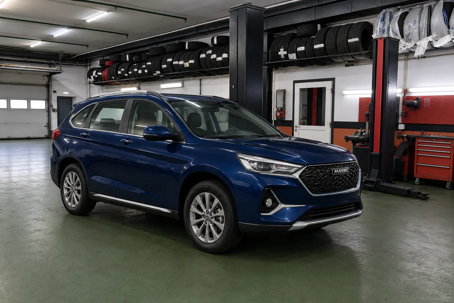 Автомобиль Haval M6 в зоне обслуживания