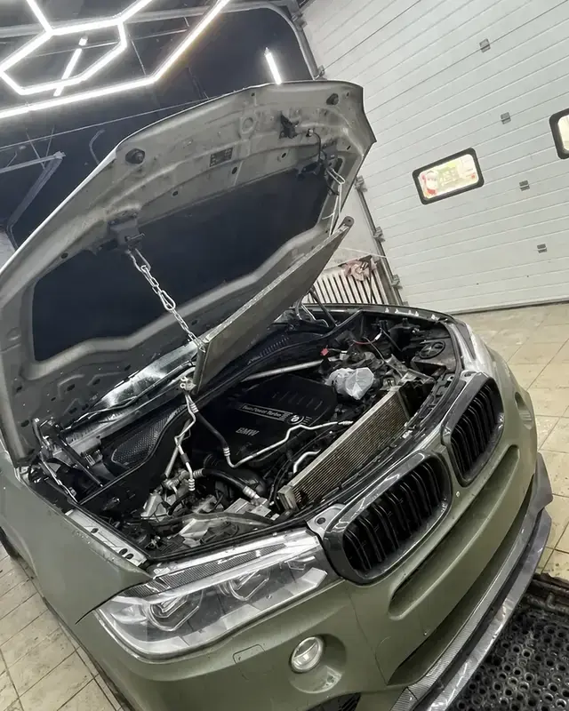 Автомобиль в зоне мойки двигателя