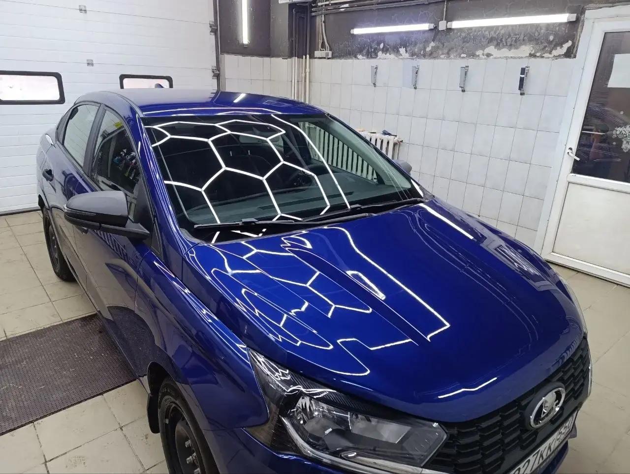 Автомобиль в зоне детейлинга