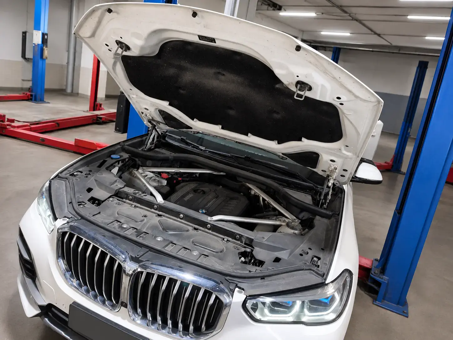 Работы в моторном отсеке BMW
