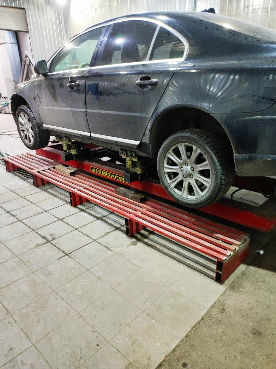 Автомобиль, закреплённый на стапеле: вид сбоку