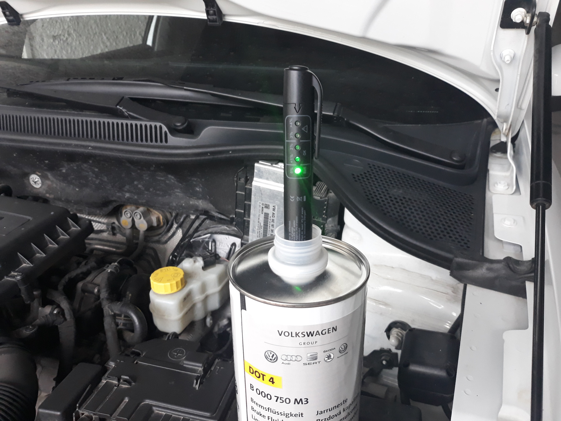 Volkswagen polo замена масла. Тормозная жидкость для Фольксваген поло седан 1.6. Polo 2013 жидкость в ГУР. Тормозная жидкость поло седан 2013г. Фольксваген поло 2014 года тормозная жидкость.