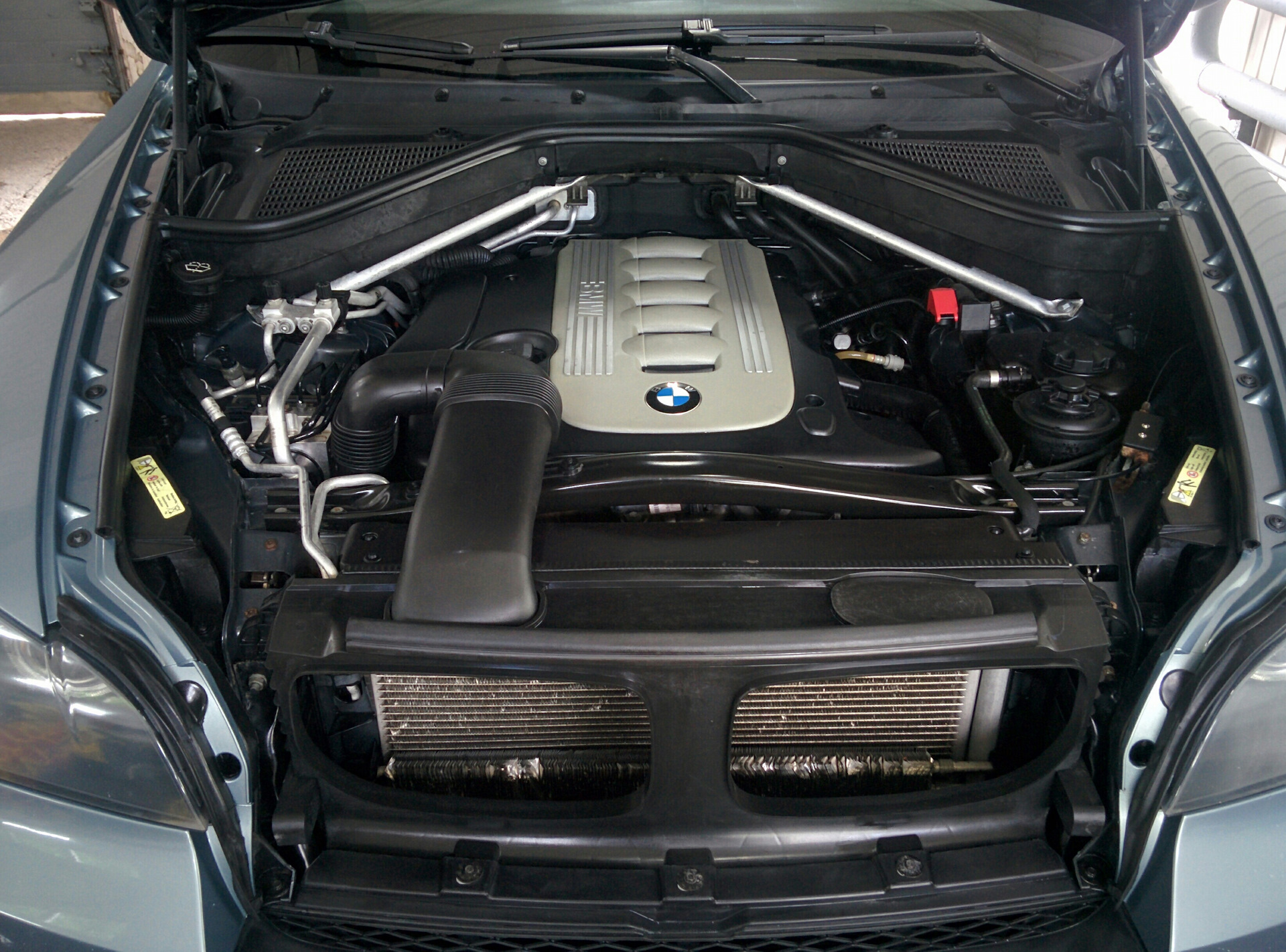 Капот е70. БМВ х5 под капотом. BMW e70 m57 двигатель. BMW x5 e70 моторный отсек. БМВ х5 е70 3.0 дизель.